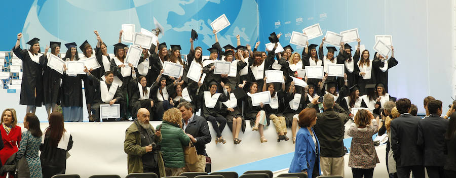 Ceremonia de graduación de los alumnos de grado y postgrado en la plaza de toros de Logroño