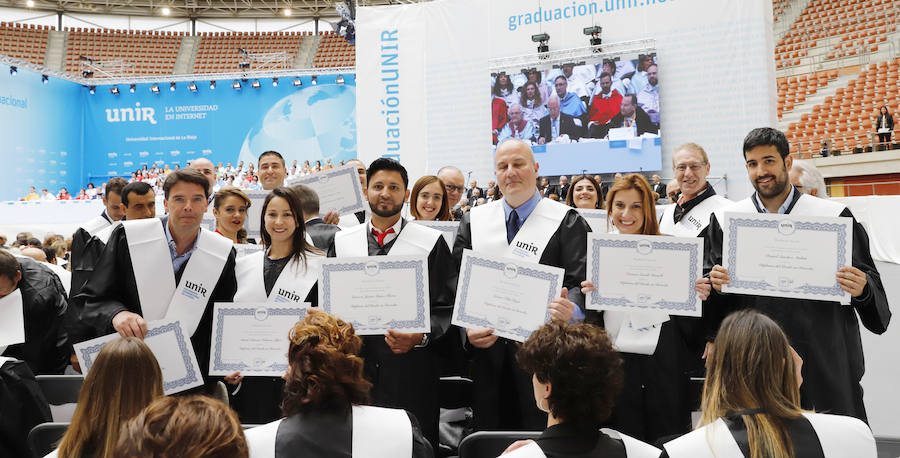 Ceremonia de graduación de los alumnos de grado y postgrado en la plaza de toros de Logroño