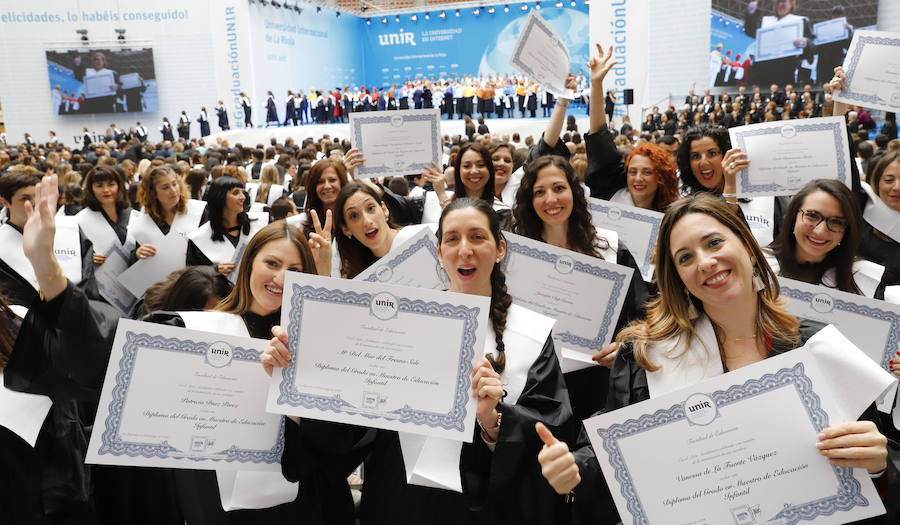 Ceremonia de graduación de los alumnos de grado y postgrado en la plaza de toros de Logroño