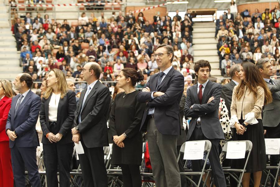 Ceremonia de graduación de los alumnos de grado y postgrado en la plaza de toros de Logroño