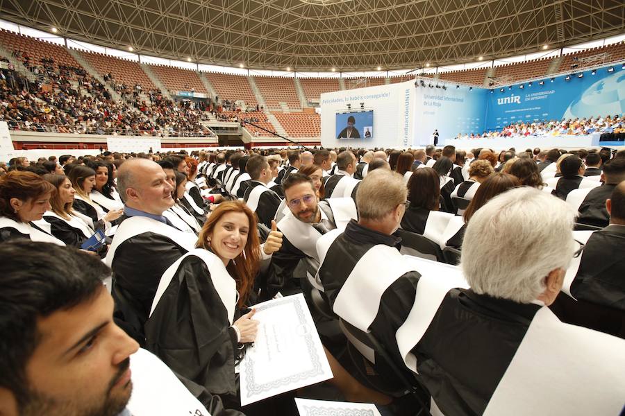 Ceremonia de graduación de los alumnos de grado y postgrado en la plaza de toros de Logroño