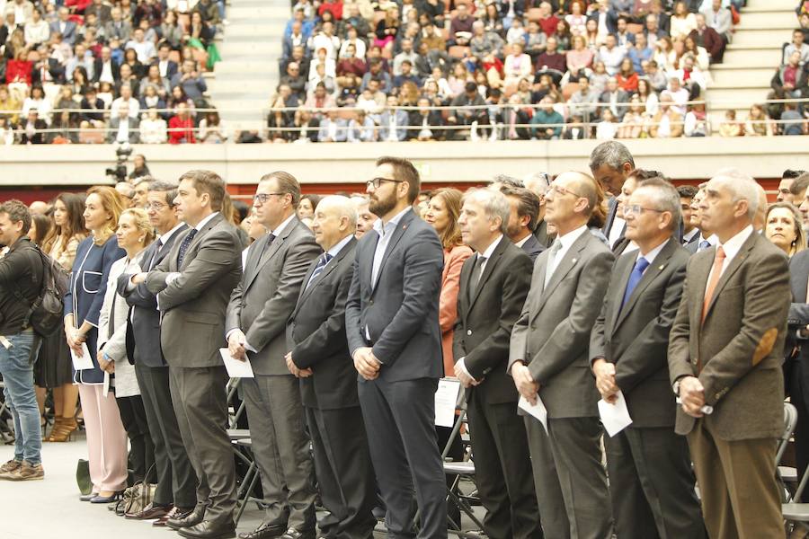 Ceremonia de graduación de los alumnos de grado y postgrado en la plaza de toros de Logroño