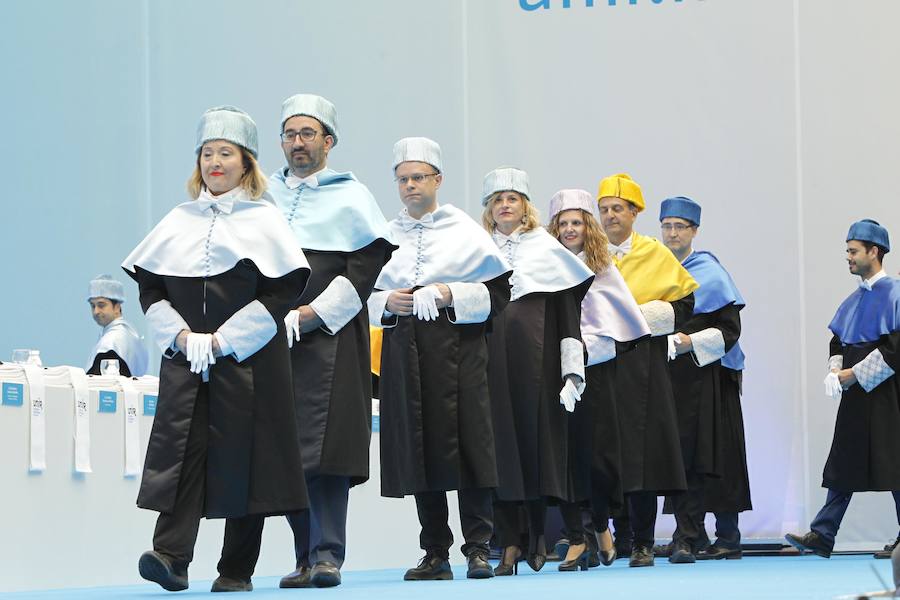 Ceremonia de graduación de los alumnos de grado y postgrado en la plaza de toros de Logroño