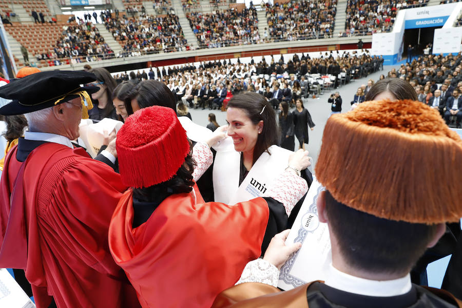 Ceremonia de graduación de los alumnos de grado y postgrado en la plaza de toros de Logroño