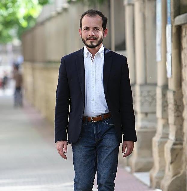 Pablo Baena, en la calle Vara de Rey, en Logroño. 