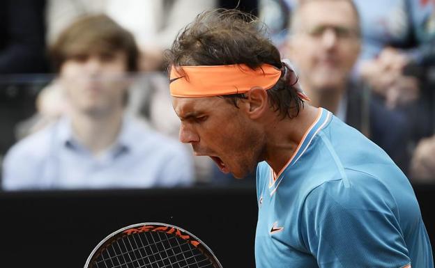Rafael Nadal tras ganar uno de los puntos a Stefanos Tsitsipas.