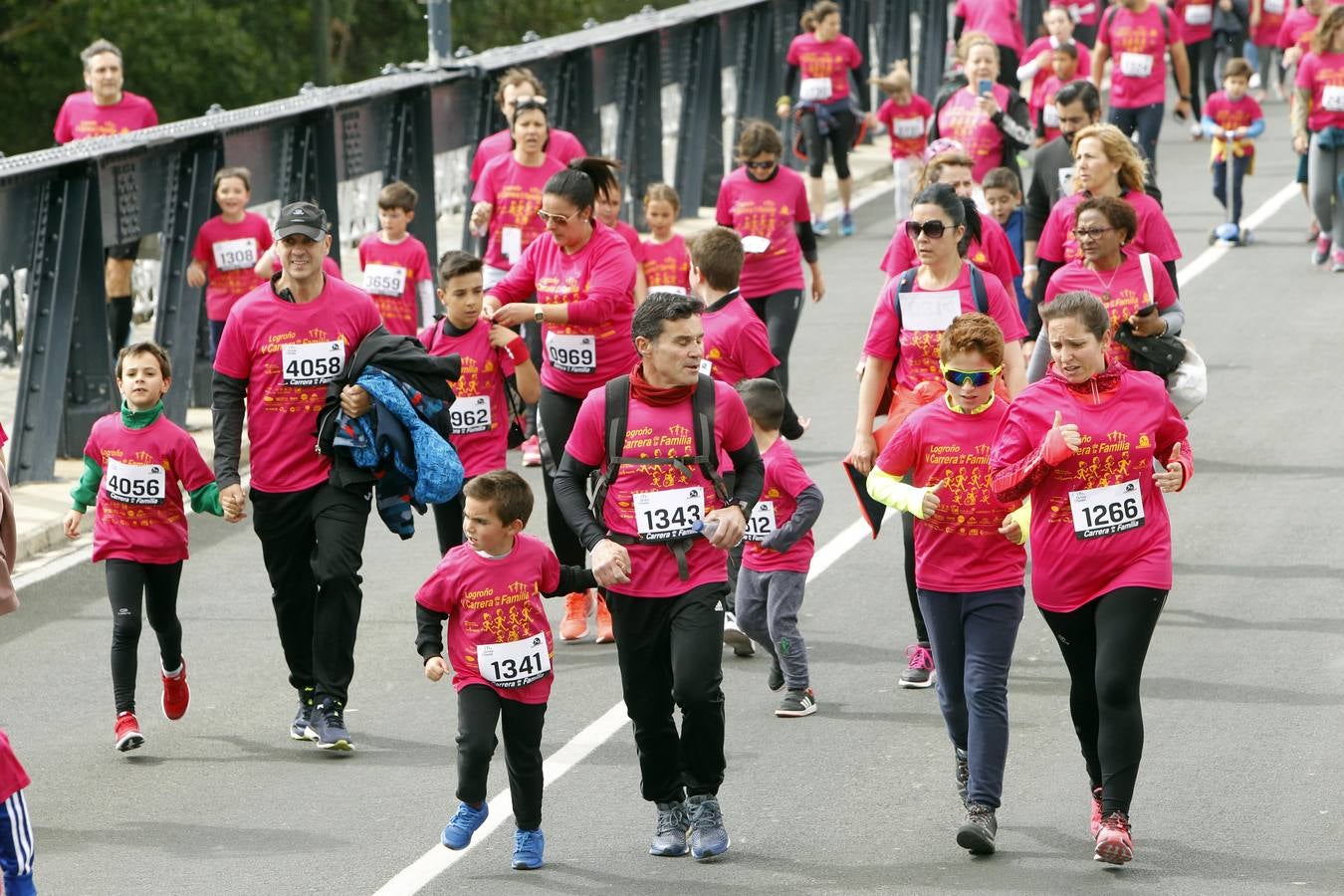 Fotos: Multitudinaria participación en la Carrera de la Familia (I)