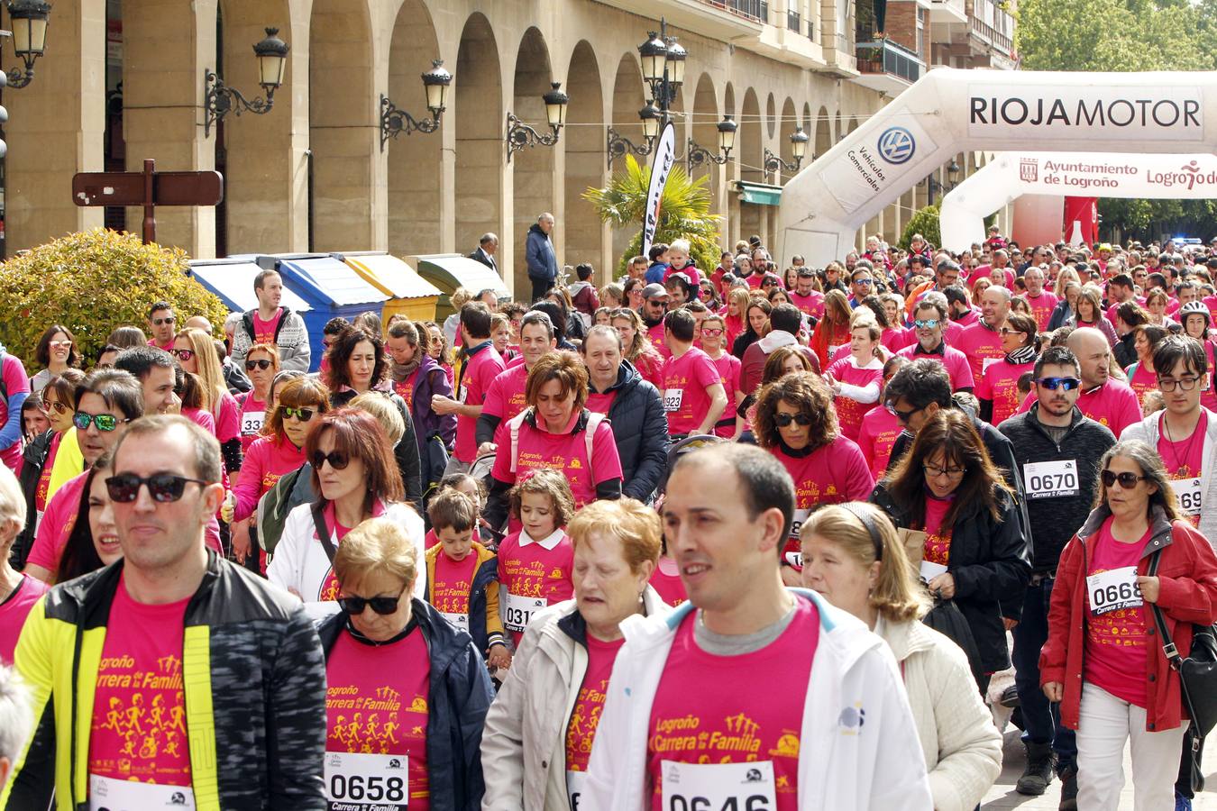 Fotos: Multitudinaria participación en la Carrera de la Familia (I)