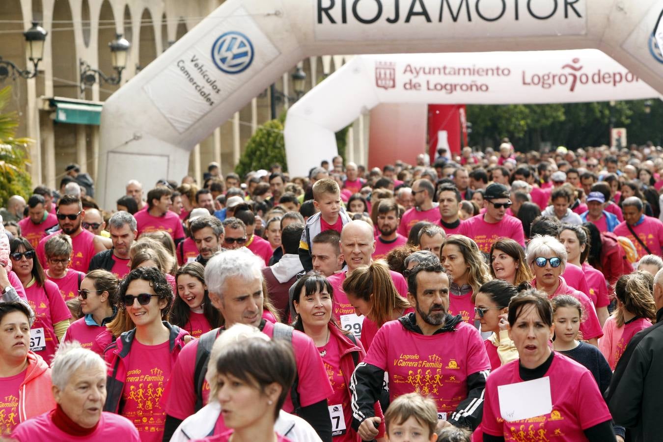 Fotos: Multitudinaria participación en la Carrera de la Familia (I)