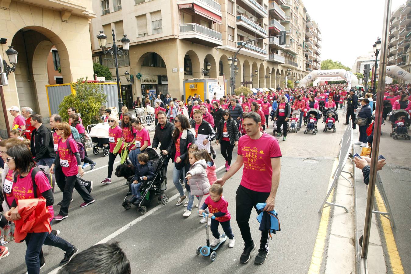 Fotos: Multitudinaria participación en la Carrera de la Familia (I)