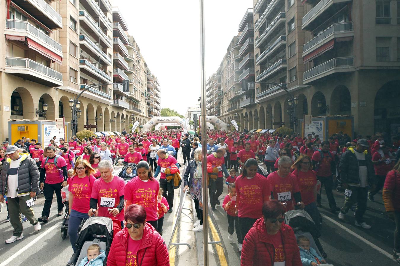 Fotos: Multitudinaria participación en la Carrera de la Familia (I)