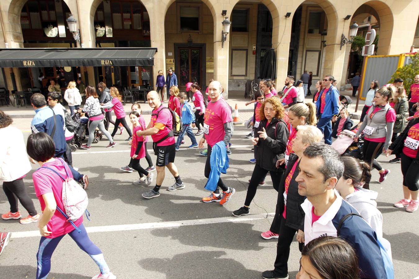 Fotos: Multitudinaria participación en la Carrera de la Familia (I)