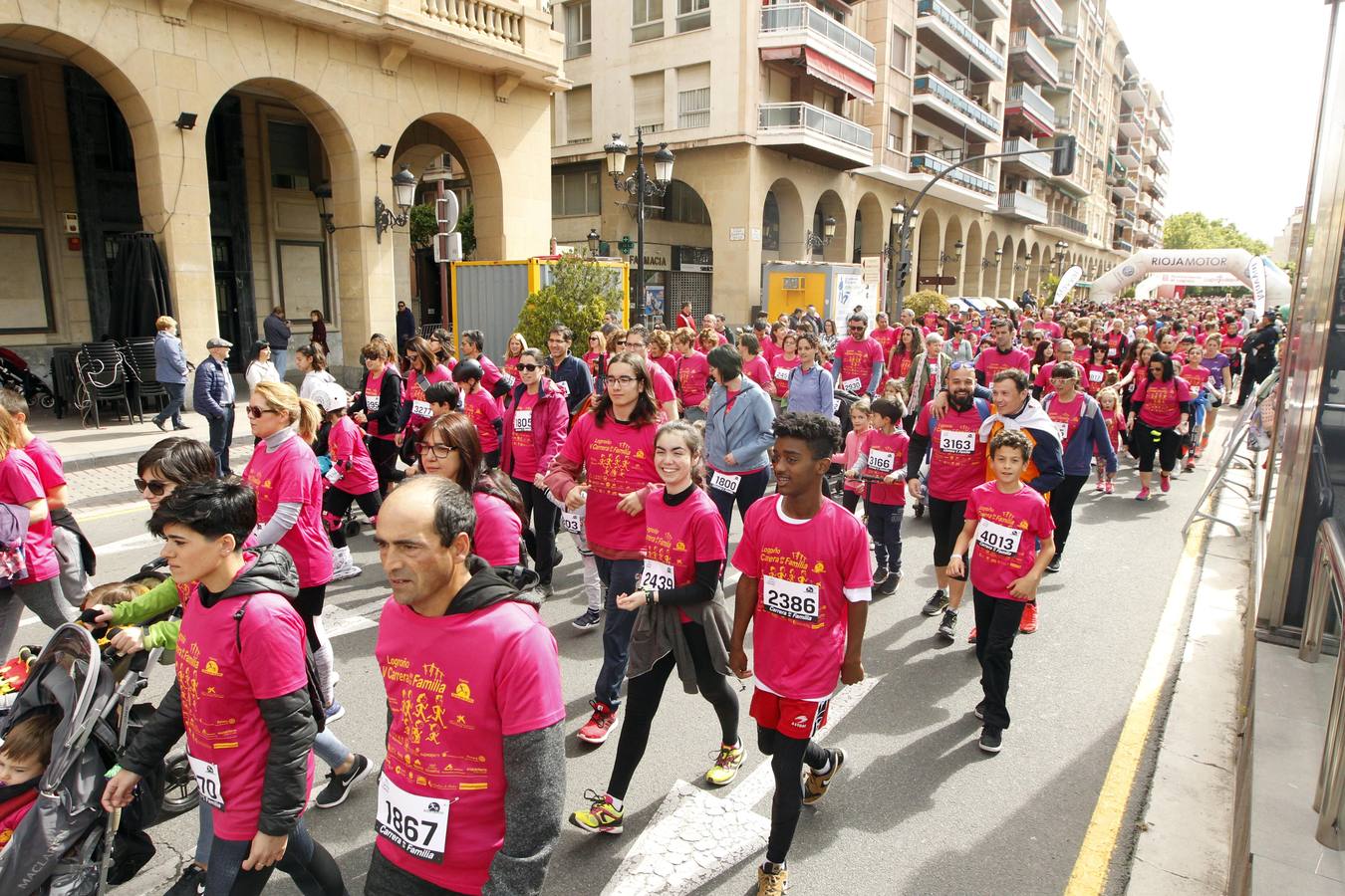 Fotos: Multitudinaria participación en la Carrera de la Familia (I)