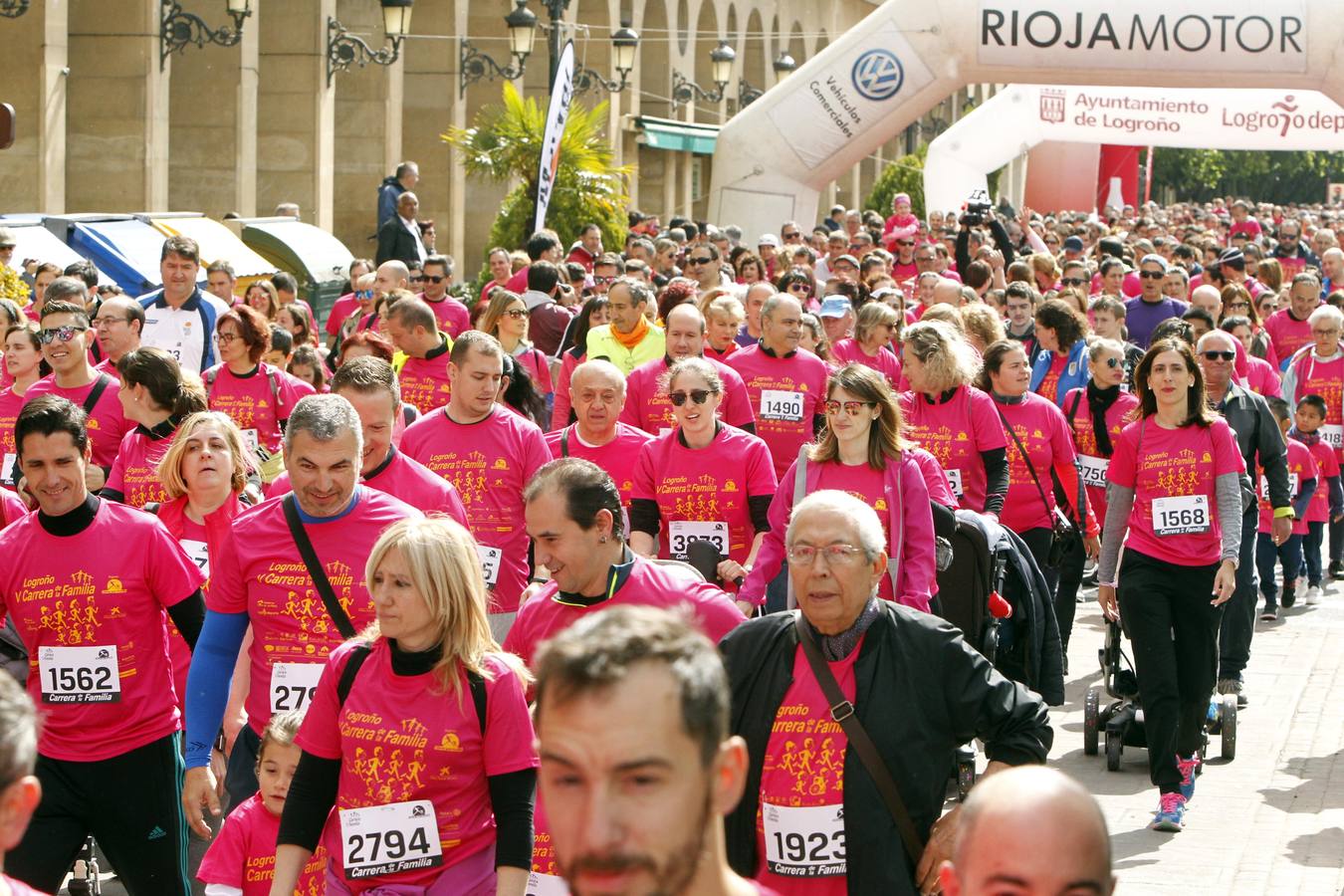 Fotos: Multitudinaria participación en la Carrera de la Familia (II)