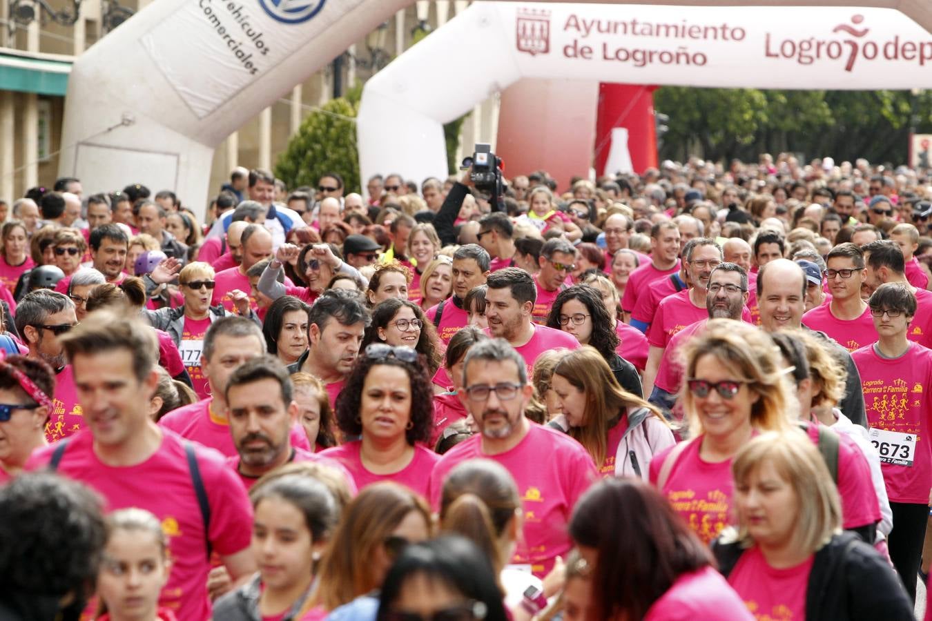 Fotos: Multitudinaria participación en la Carrera de la Familia (II)