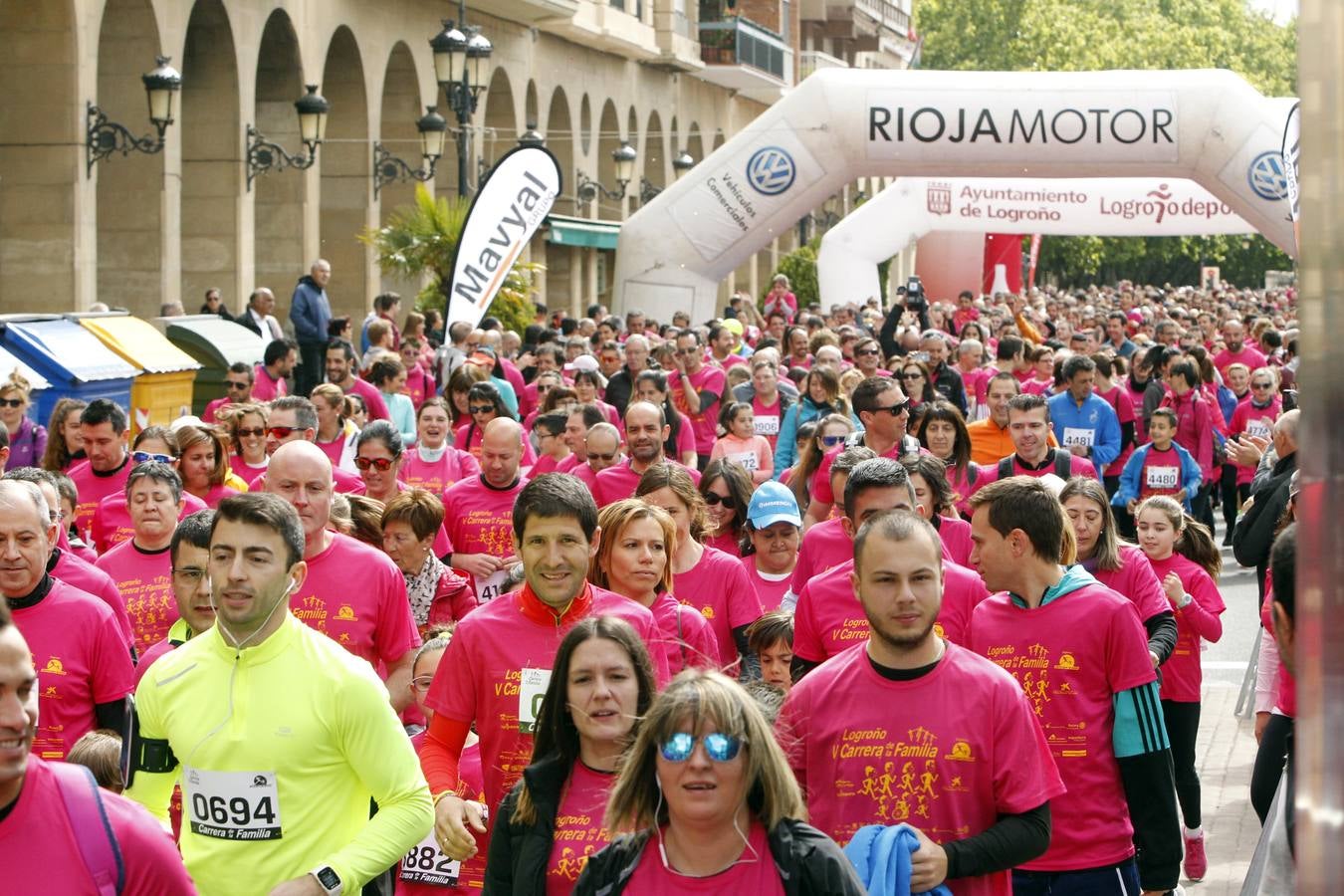 Fotos: Multitudinaria participación en la Carrera de la Familia (II)