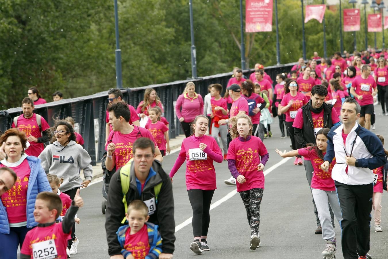 Fotos: Multitudinaria participación en la Carrera de la Familia (II)