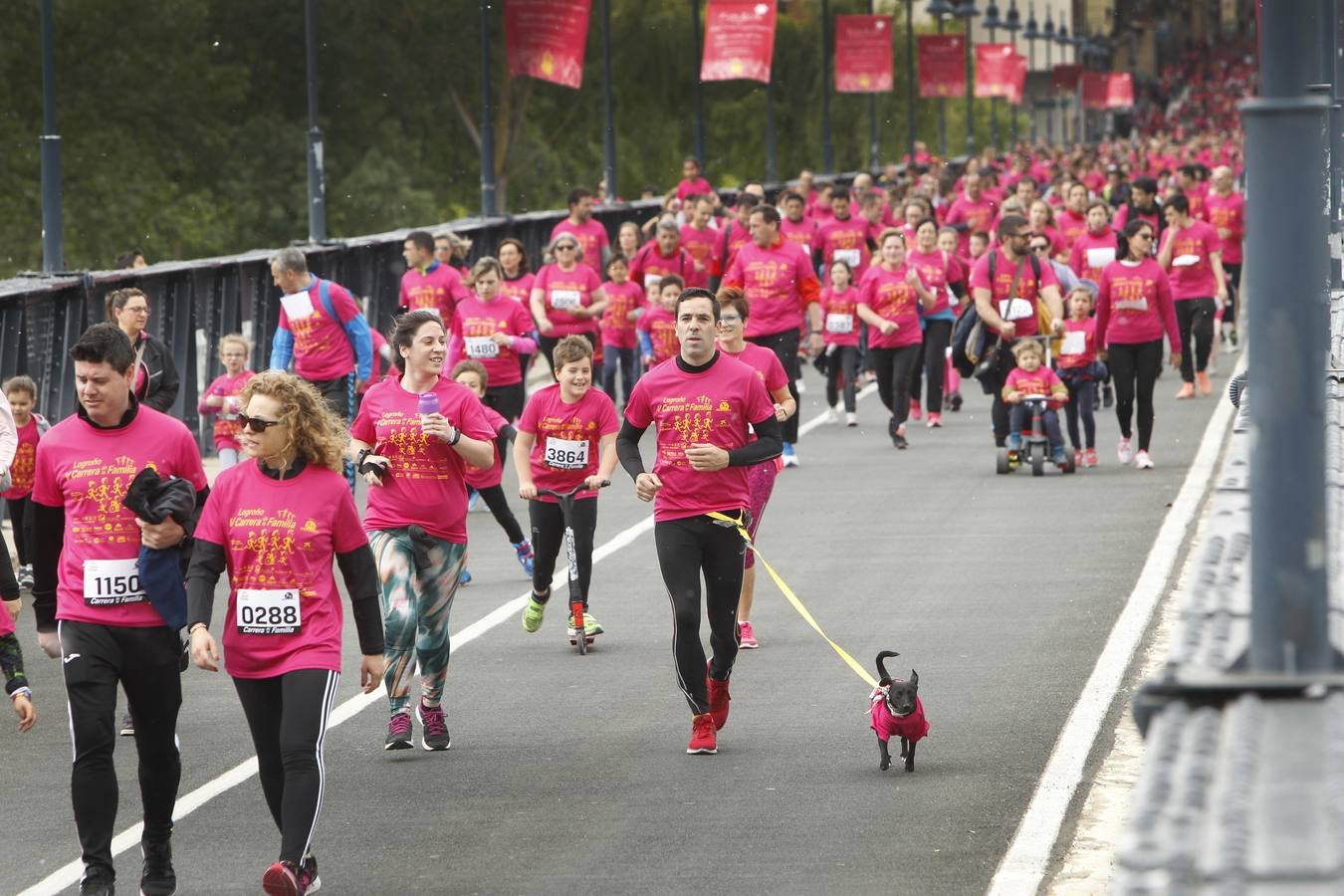 Fotos: Multitudinaria participación en la Carrera de la Familia (II)