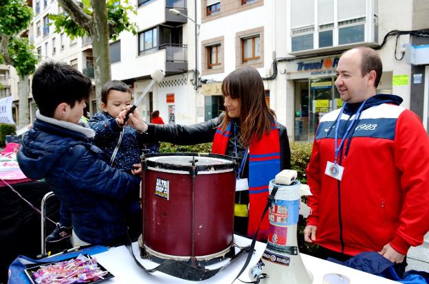 La Peña Crianza Rojilla sacó todo su 'equipo' de apoyo al CD Calahorra. 