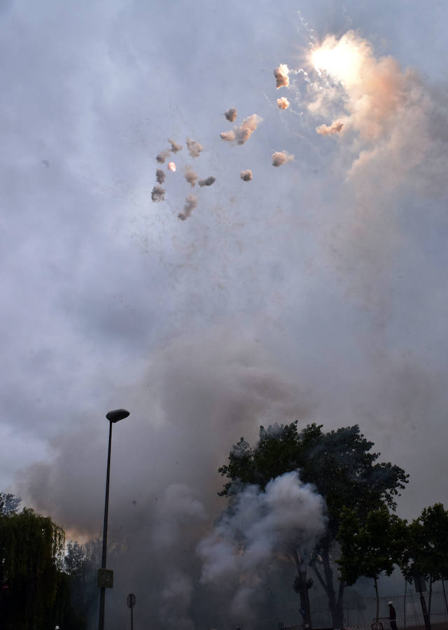 Mucho ruido y olor al pólvo en el Parque del Ebro