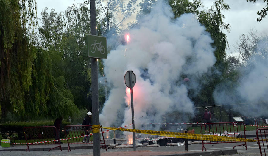 Mucho ruido y olor al pólvo en el Parque del Ebro