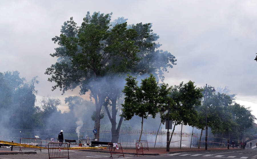 Mucho ruido y olor al pólvo en el Parque del Ebro