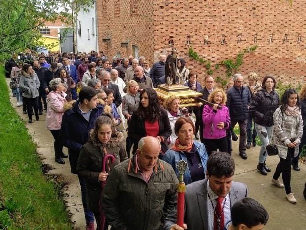 Imagen de la procesión con la imagen del Santo que ayer recorrió las calles de Gallinero de Rioja. :: Carlos Valgañón