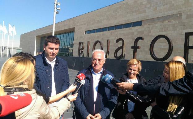 José Ignacio Ceniceros, flanqueado por Diego Bengoa y Leonor González Menorca, a las puertas de Riojafórum. 