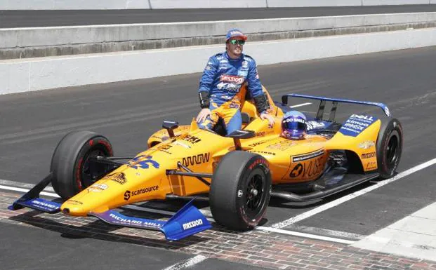 Fernando Alonso posa con su McLaren en Indianápolis. 