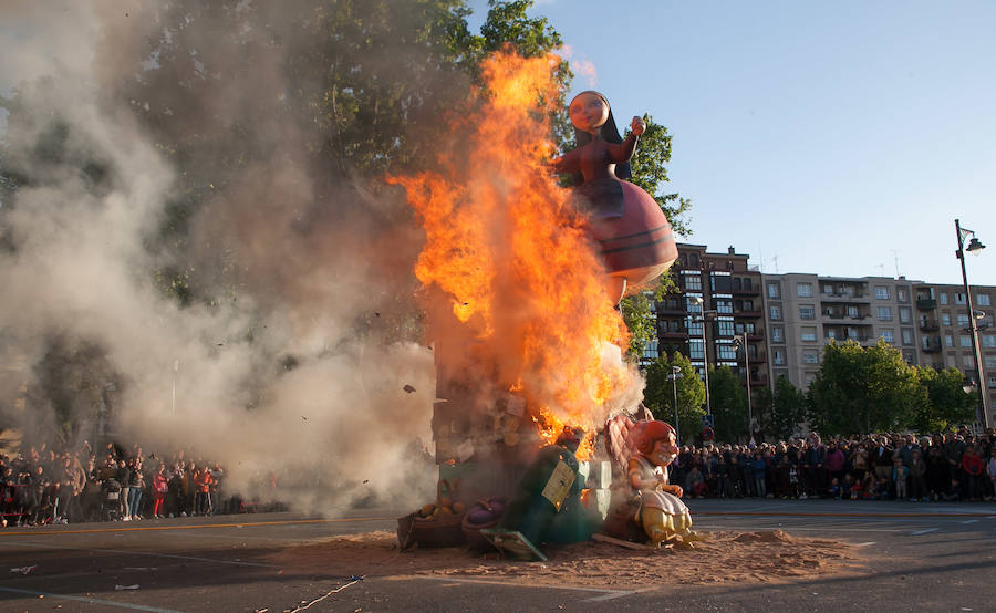 Cientos de personas se acercaron al acto final de las 'fallas' que se han venido celebrando en los últimos días