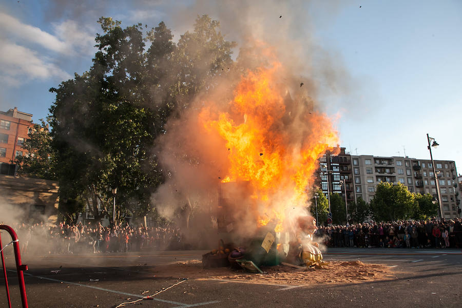 Cientos de personas se acercaron al acto final de las 'fallas' que se han venido celebrando en los últimos días