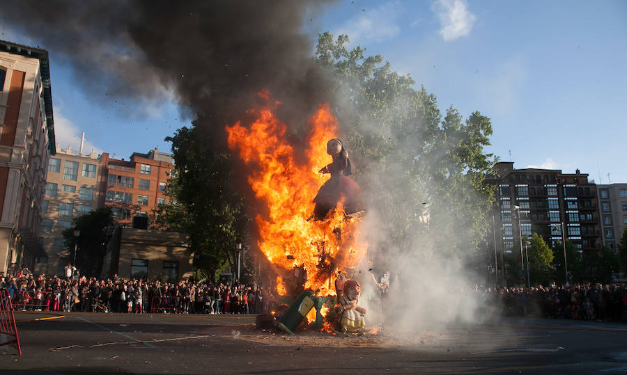 Cientos de personas se acercaron al acto final de las 'fallas' que se han venido celebrando en los últimos días