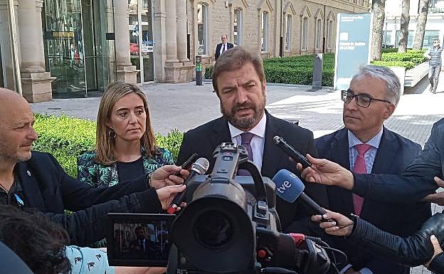 Bretón, flanqueado por Maiso y Garrido, esta mañana ante el Palacio de Justicia. 