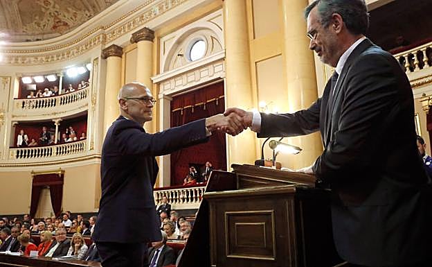 Raül Romeva, que se encuentra en prisión provisional, estrecha la mano al presidente del Senado Manuel Cruz. 