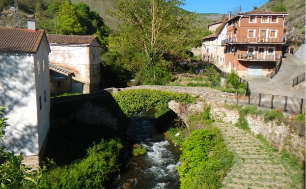 Imagen principal - Puente en el Albercos en Villanueva, ermita de Lollano y sendero de la Vía Romana en Villanueva