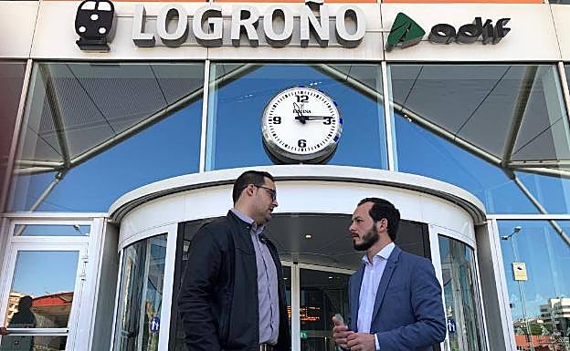 Reyes y Baena, este miércoles a las puertas de la estación de tren 