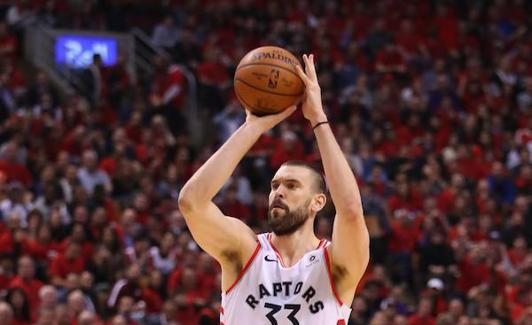 Marc Gasol lanza un tiro libre. 