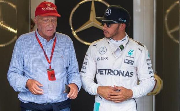 Niki Lauda habla Lewis Hamilton en una imagen de 2016. 