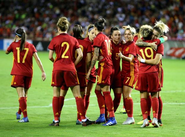 La selección femenina de España se felicita tras un gol ante Serbia el pasado mes de septiembre. :: juan marín