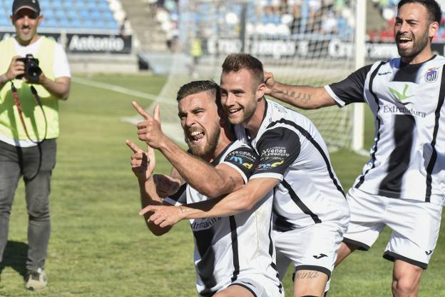 Eder, Higón y Ferrón celebran un gol del Badajoz. :: arnelas