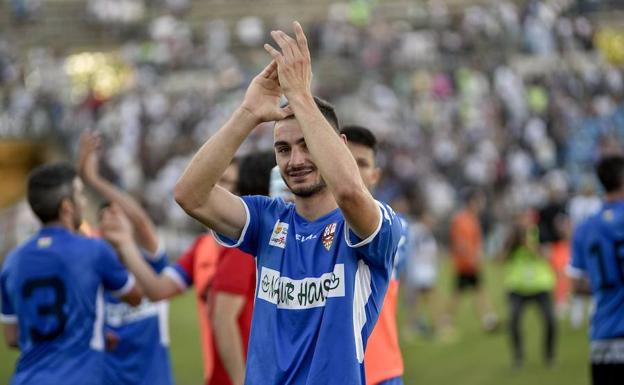 Juan Iglesias saluda a la afición.