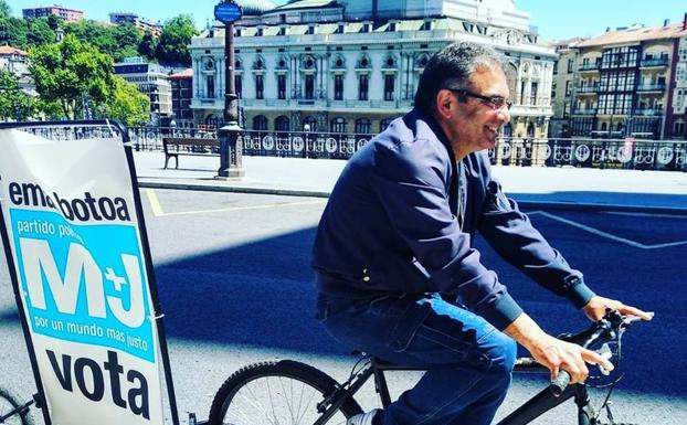 Roberto Mora, haciendo campaña en bici por Bilbao. 