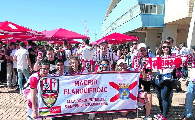 Imagen principal - Desde hora y media antes del partido la afición estuvo animando.