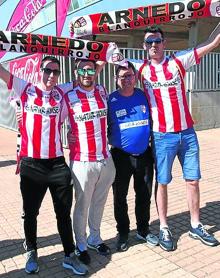 Imagen secundaria 2 - Desde hora y media antes del partido la afición estuvo animando.