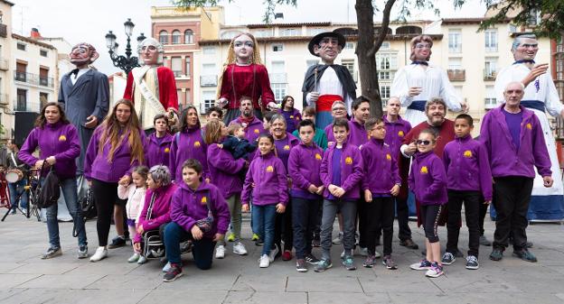 Los gigantes y algunos de los socios de la asociación, ayer en la plaza del Mercado. 