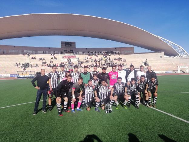 El Haro Deportivo posa con la copa de campeón tras el partido contra la UD Logroñés B. :: Ó.S.J.