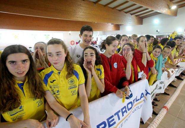  Compañerismo. Rivales en la piscina, amigos en el asfalto.