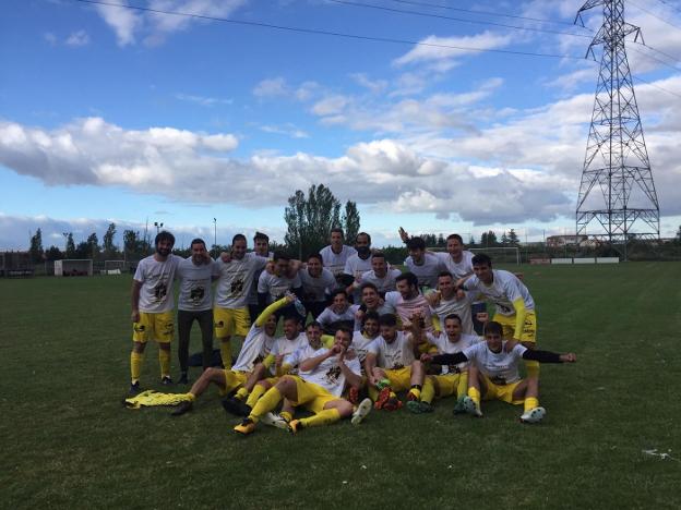 El Casalarreina tras ascender a Tercera División. :: C.C.F.