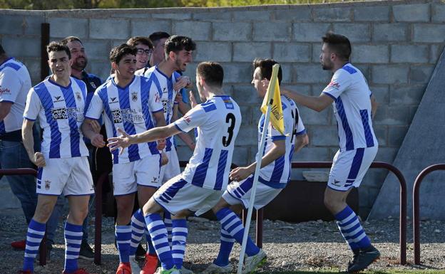 Los jugadores del Náxara celebran un gol en un partido de esta temporada