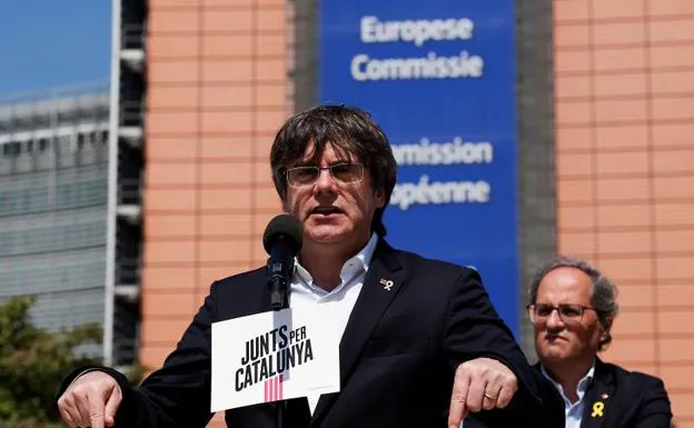 Carles Puigdemont comparece con Quim Torra detrás. 